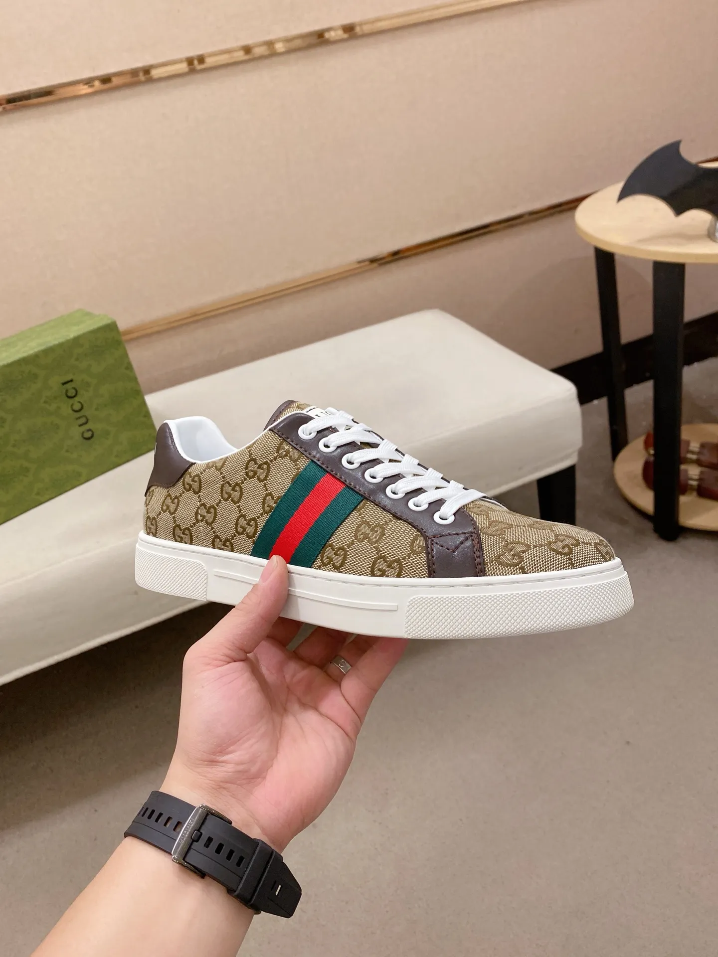 Factory price: 460💰 (GUCCI) The latest model from the official website 🎁🎁Casual and fashionable men's shoes👟, hot style 💥The version is simple and elegant, exclusive for trendy men. Unique official website latest brand elements 👑Gucci original decoration, fashionable and generous, the fabric is original cowhide ✅sheepskin lining, the official website specifies wear-resistant casual outsole, the classic model is taken in kind at the counter🎬38-44 (45 is not returned or exchanged)